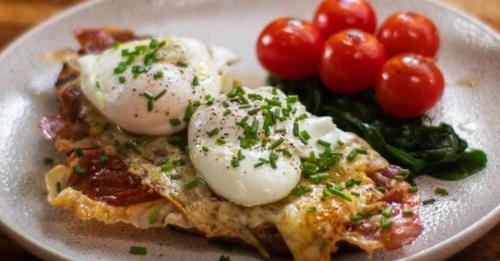 Αυγά ποσέ με σπανάκι, ντοματίνια και προσούτο!